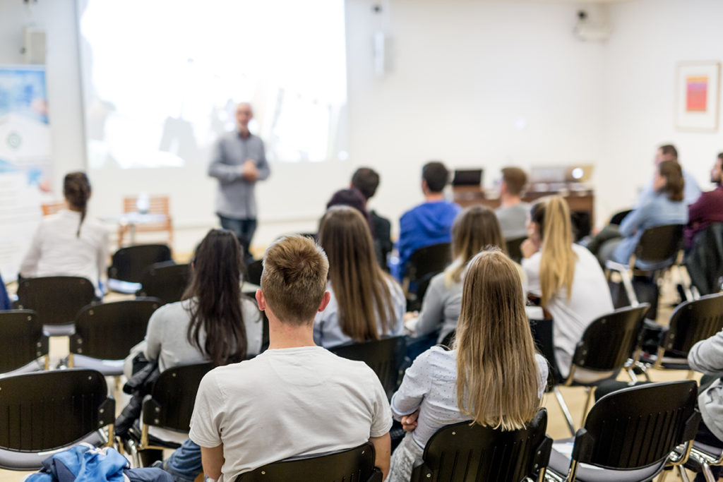 RECHT OP ONDERWIJS IN EIGEN TAAL !