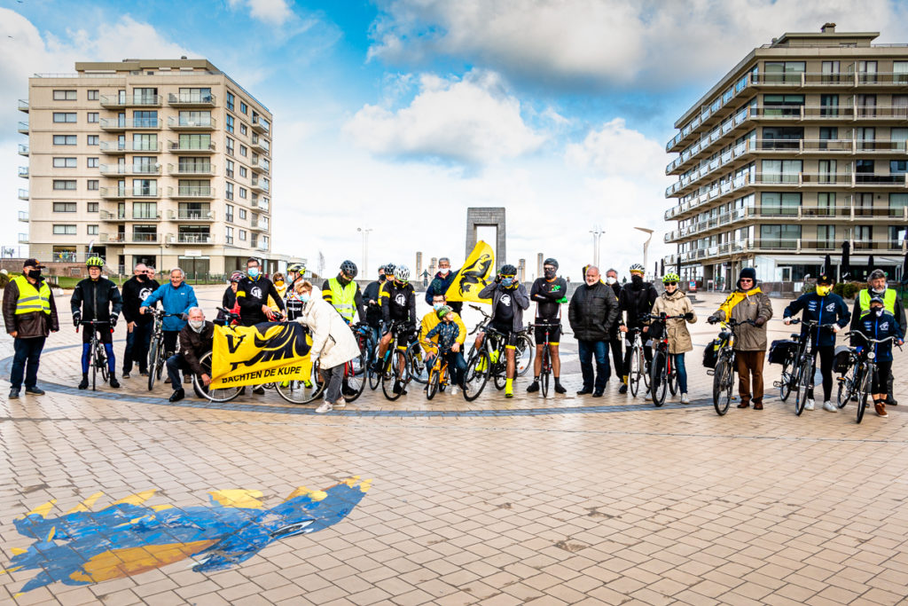 De Flandriens fietsen van De Panne naar Opgrimbie